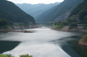 有間ダムの上から上流方向を撮影した写真。