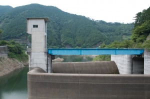 埼玉県、有間ダム（名栗湖）の洪水吐画像