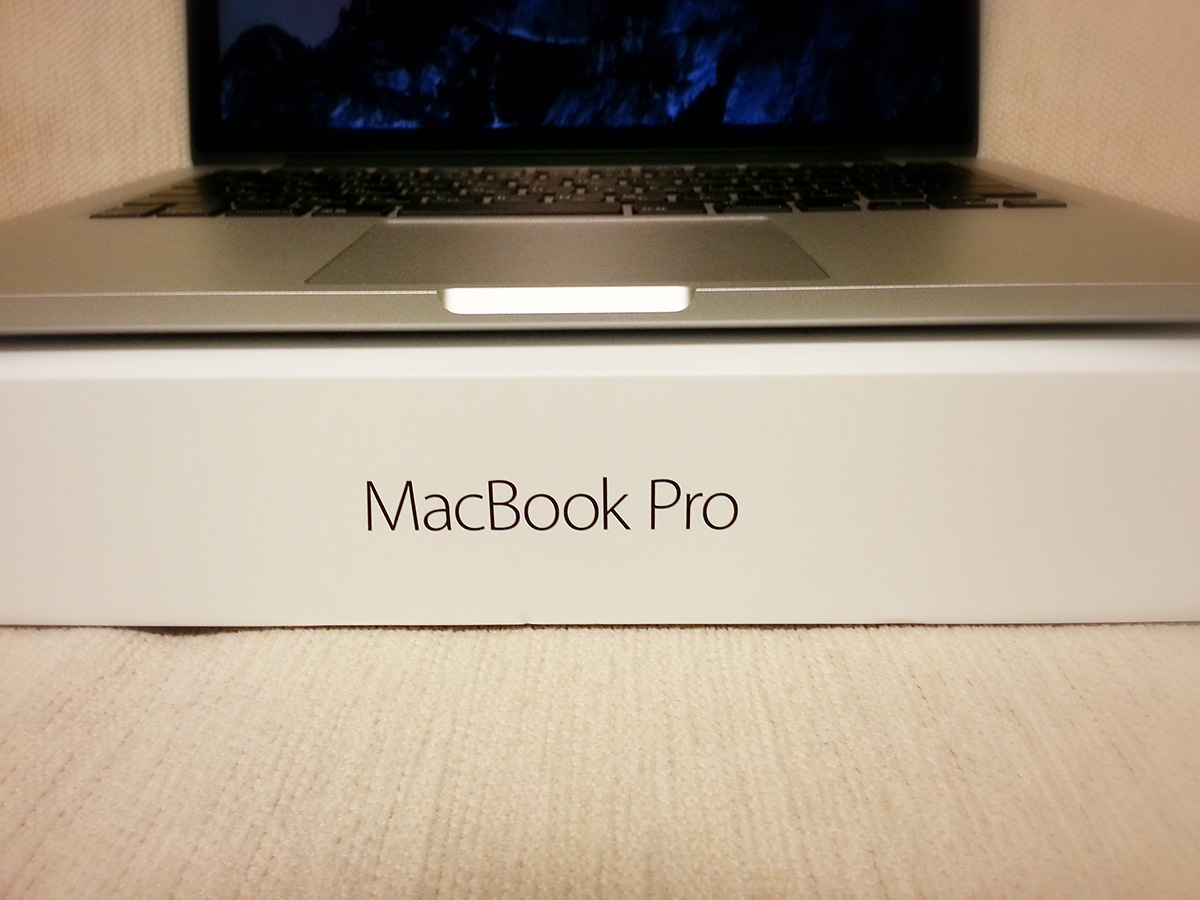 MacBook Pro Retina 13インチ mid 2014本体と外箱写真