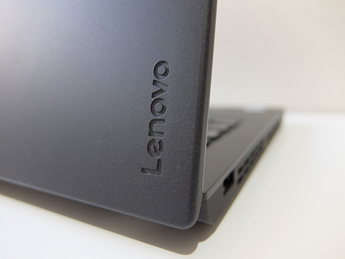 ThinkPad X260、レノボロゴのアップ画像