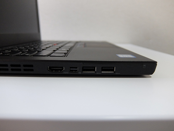 ThinkPad X260、左側面画像