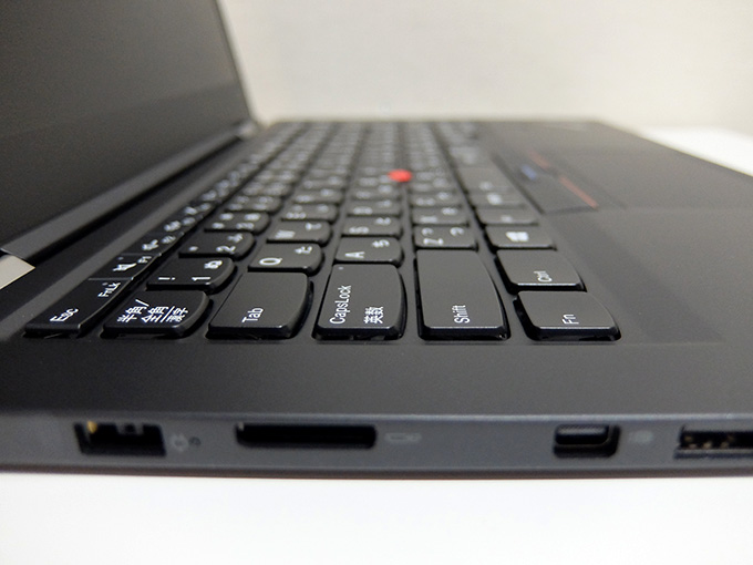 ThinkPad X1 Carbon 2016、側面からの写真