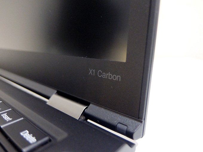 ThinkPad X1 Carbon 2016、X1 Carbonロゴ部分画像