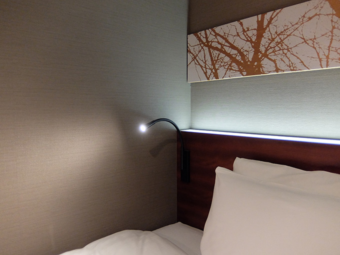 三井ガーデンホテル仙台、ベッドボードの読書灯写真