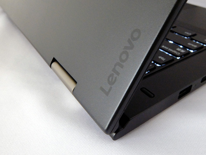 ThinkPad X1 Yoga、ヒンジ・レノボロゴ部分写真